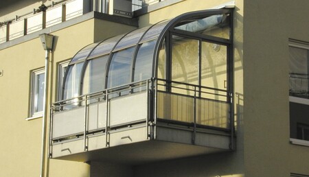 Остекление балкона с установкой крыши